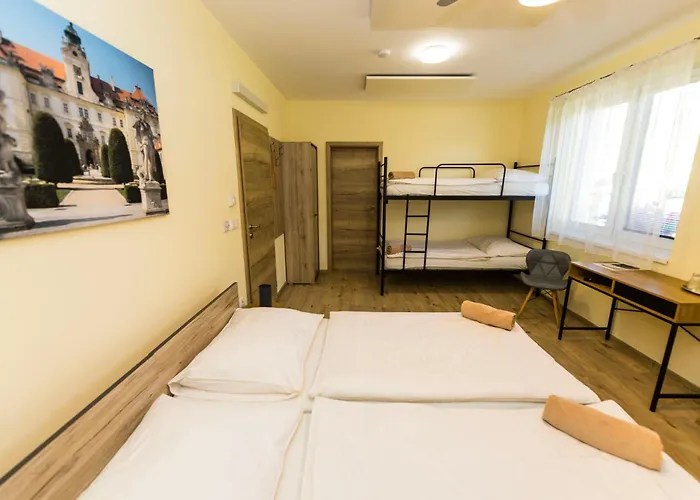 Comenius Moravus Vinarsky Dvur Gasthuis Mikulov